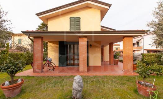4202, Villa vicino alla città