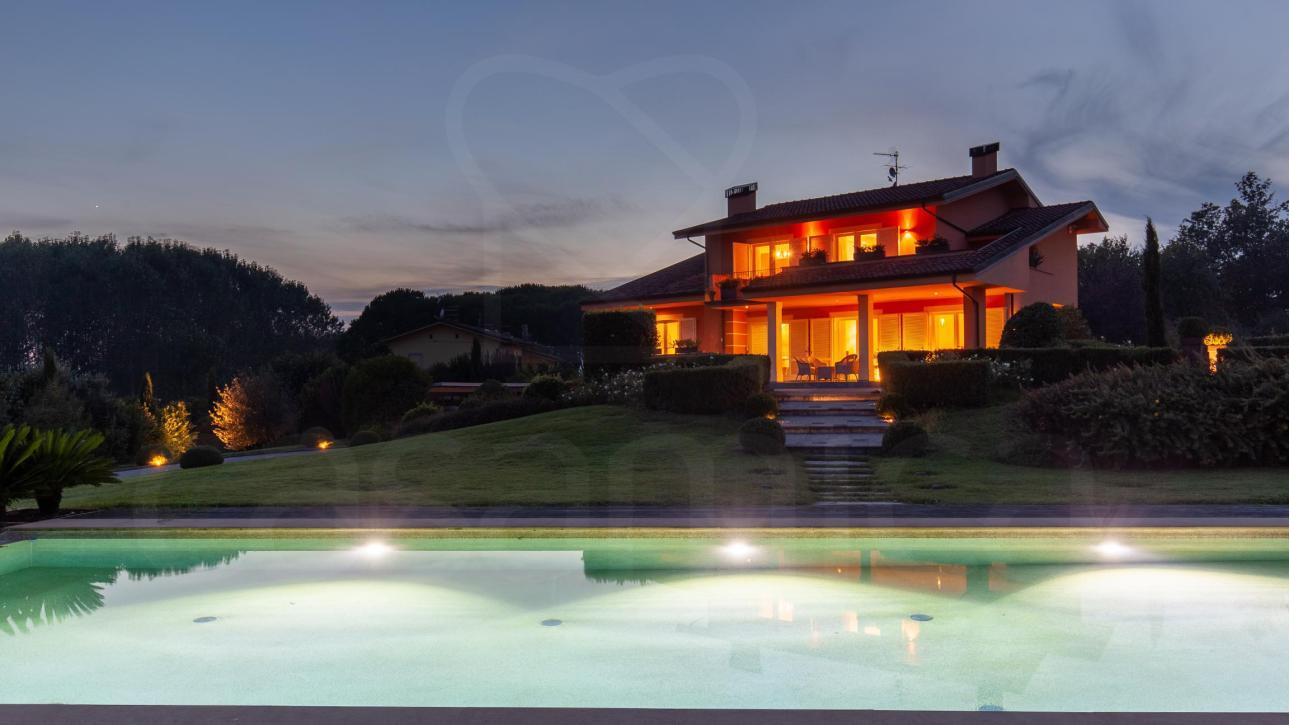 Relax e design nella villa moderna con piscina - Lucca