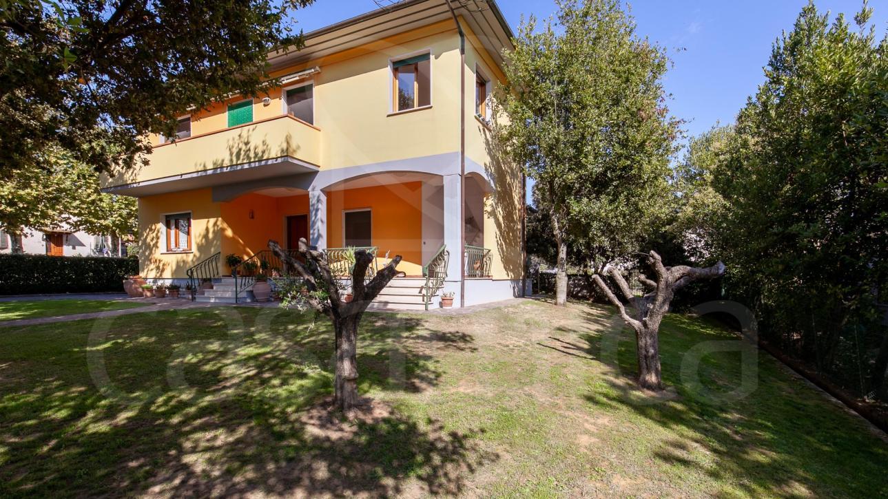 villa singola divisa in due unità - Lucca