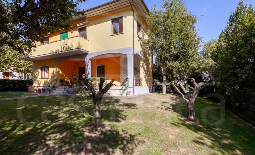 4393, villa singola divisa in due unità