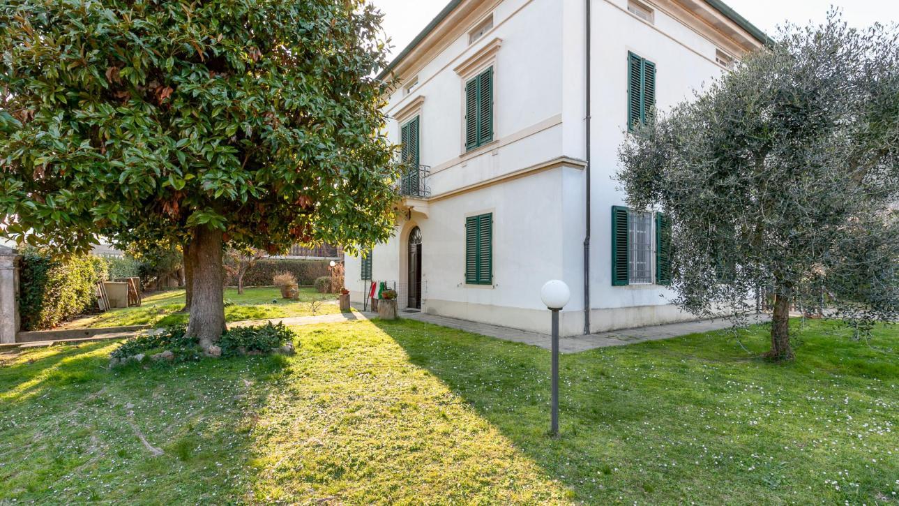 Villa con giardino a 6 km dal centro  - Lucca