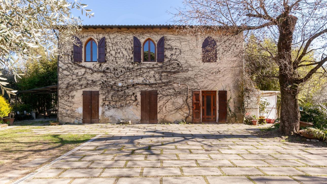 Una villa con cascina