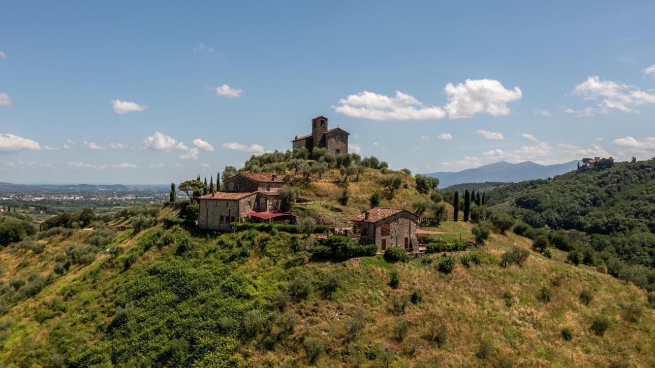 Un castello medievale in collina - Lucca