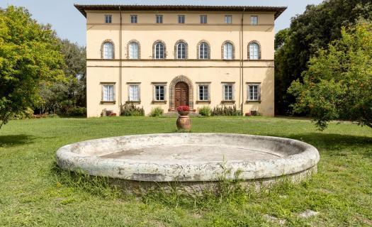 0111, Villa del 500' con fattoria e ampio parco