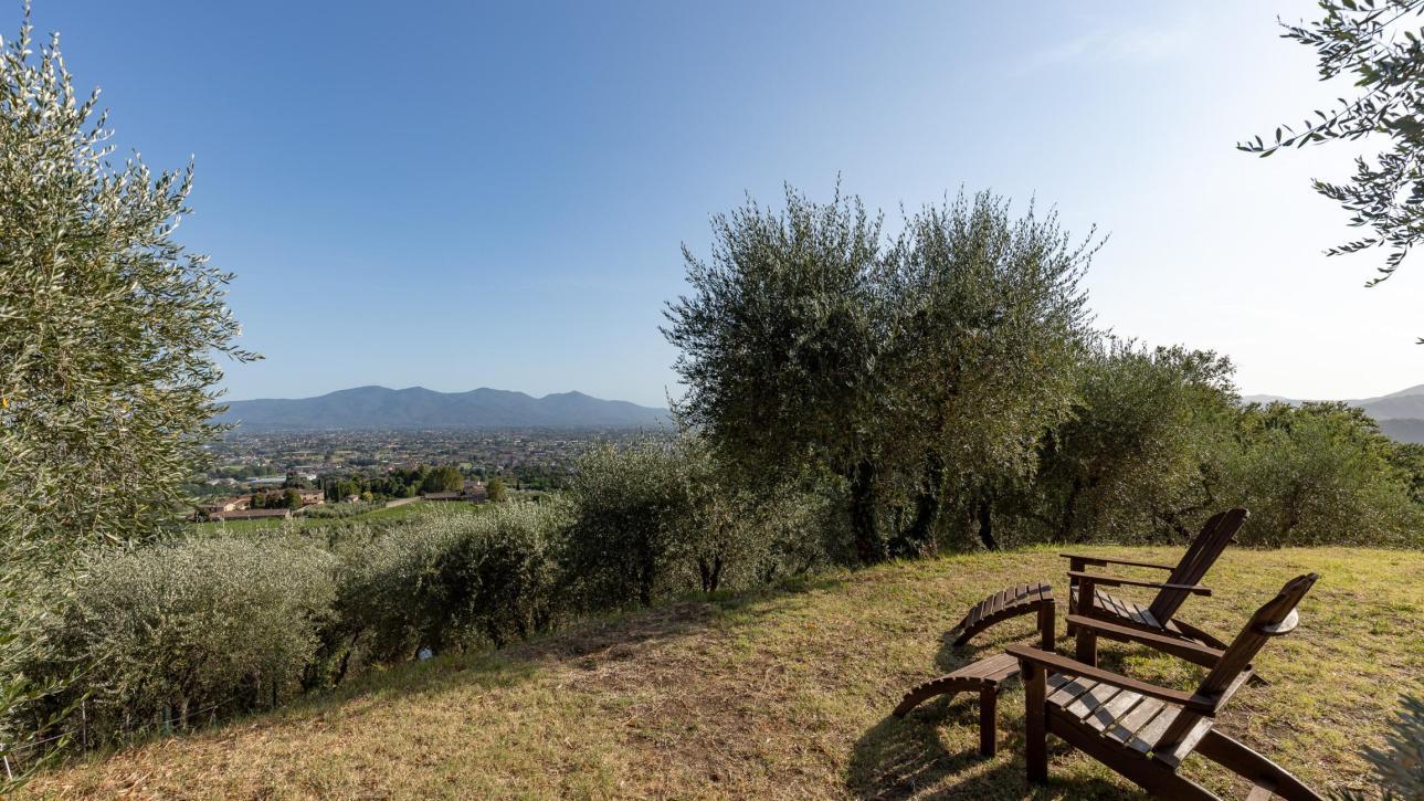 Un casale in collina con vista mozzafiato - Lucca