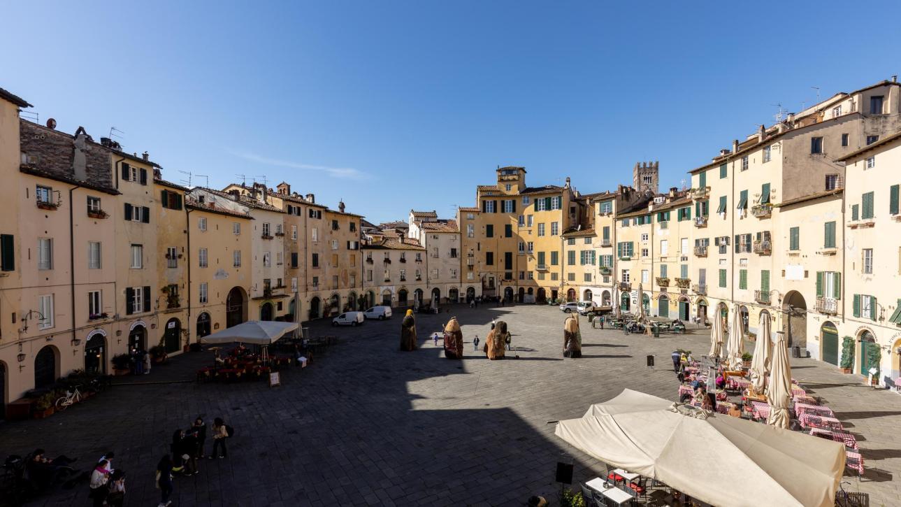 Spelendida proprietà su piazza iconica - Lucca