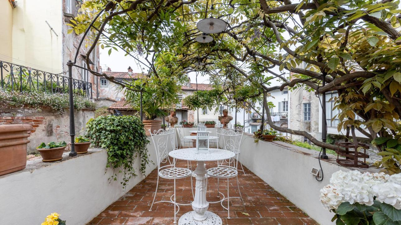 La casa con la pergola di glicine nel centro di Lucca