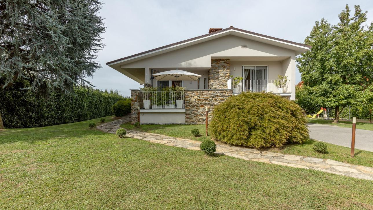 VILLA MODERNA CON GIARDINO