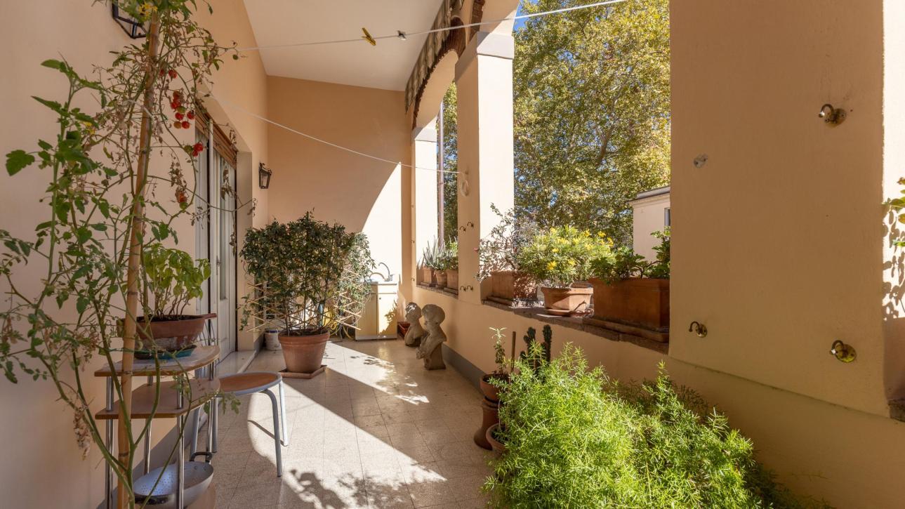 Una terrazza tra nuvole e campanili 