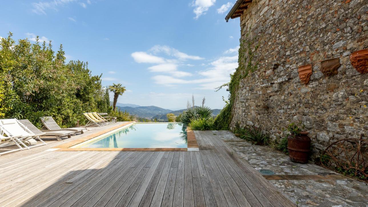 Un rifugio in caratteristico borgo in collina in direzione del mare