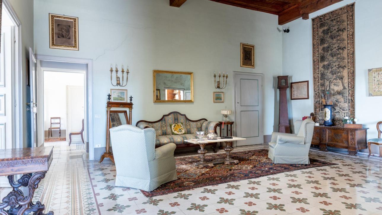 Vivere la Storia in Totale Comfort: Grande Appartamento con Ascensore a Lucca - Lucca