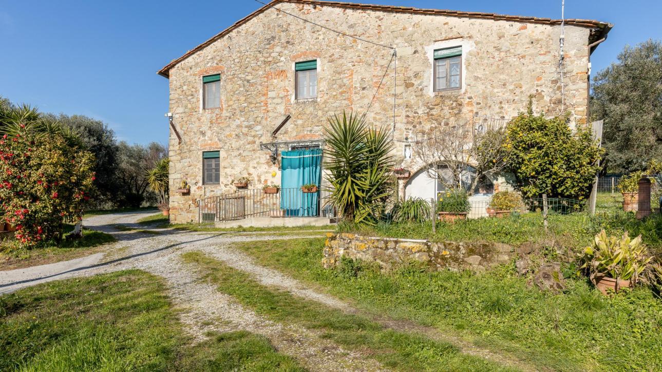 Casale in pietra in zona collinare prestigiosa