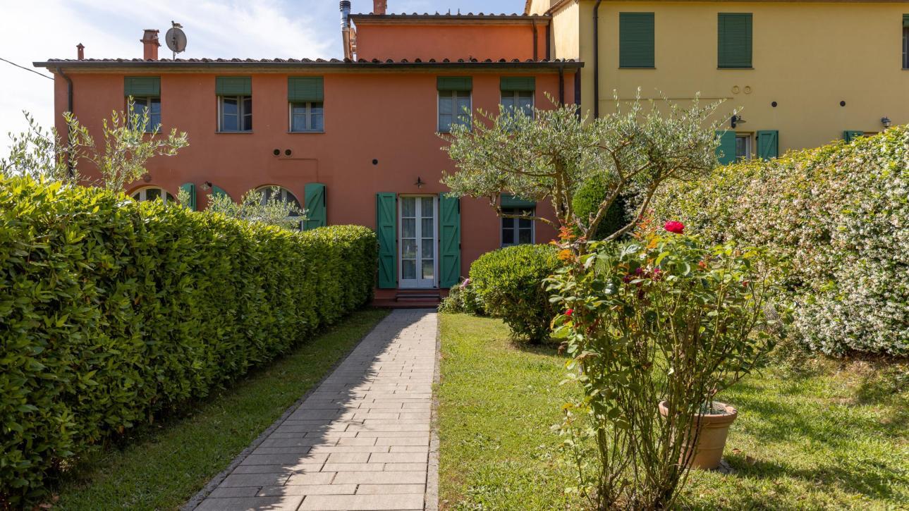 Elegante villetta a schiera con giardino e piscina