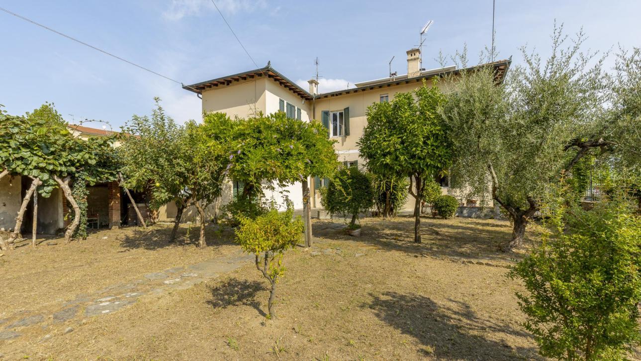 Villa Bifamiliare spaziosa in area residenziale 